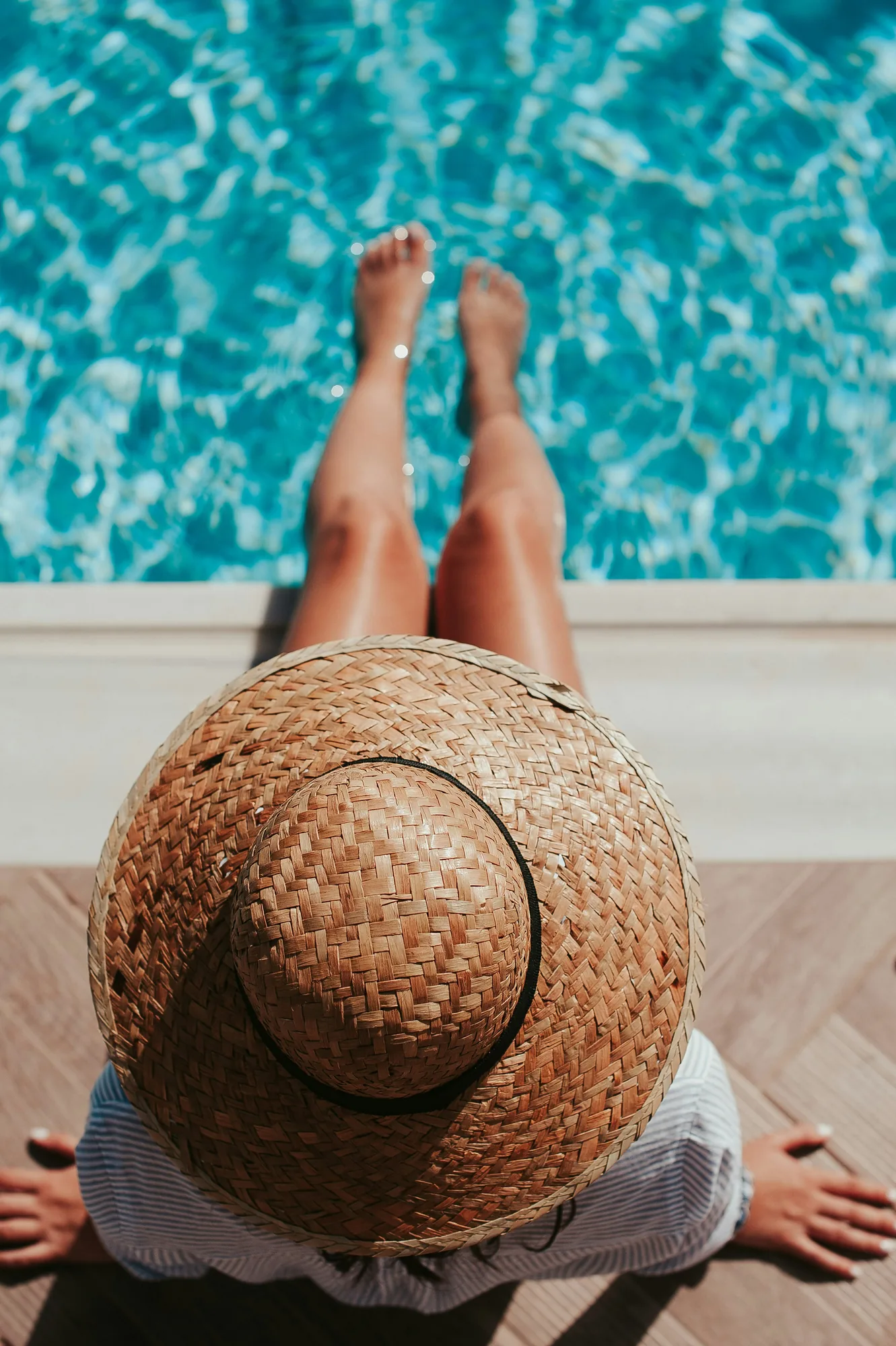 Chapeau de paille au bord d’une piscine