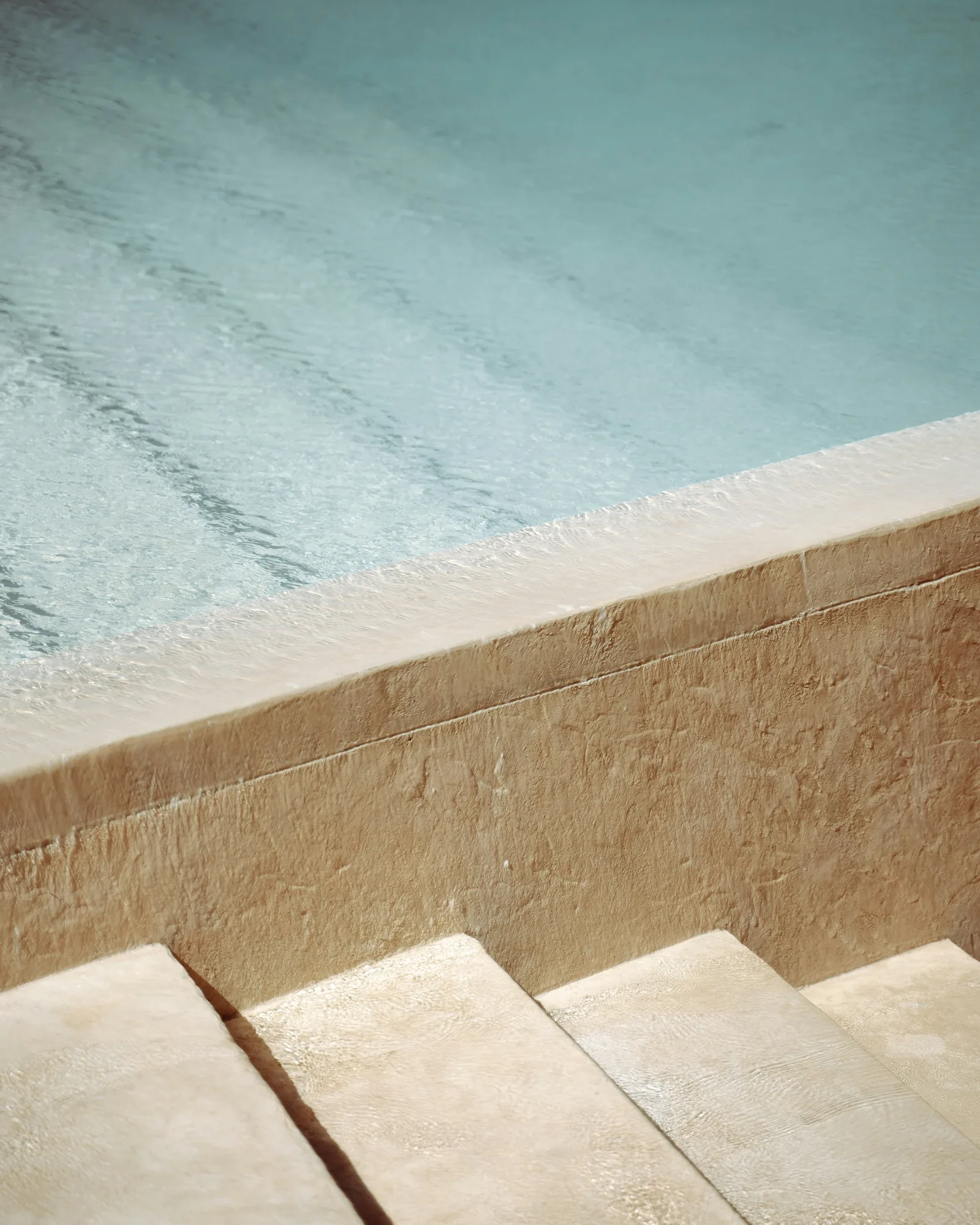 Marches d’une piscine en pierre